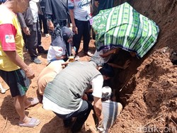 20 Menit Tertimbun Longsor, Kakek di Tasikmalaya Ditemukan Selamat