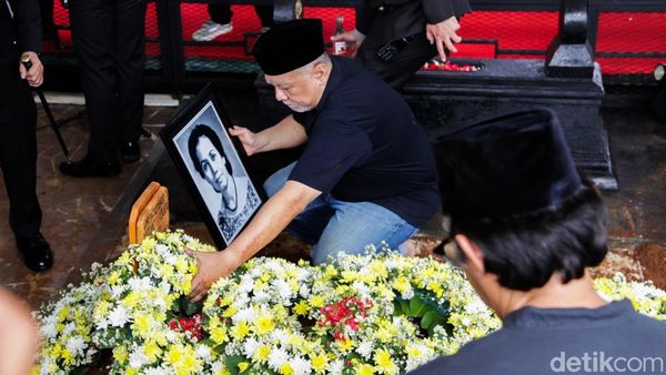 Prosesi Pemakaman Eyang Meri Hoegeng Berlangsung Khidmat dan Penuh Haru