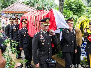 Video Suasana Haru Iringi Prosesi Pemakaman Jenazah Eyang Meri Hoegeng