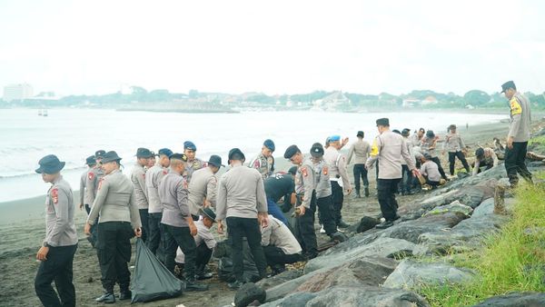 Satbrimob Polda Bali Berjibaku Bersih-bersih Pantai Padang Galak