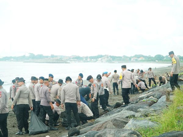 Satbrimob Polda Bali Berjibaku Bersih-bersih Pantai Padang Galak
