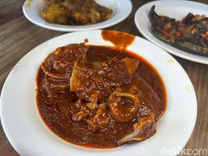 RM Minang: Sotong Sambal hingga Paru Balado khas Minang di Singapura Sejak 1954