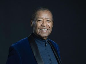 Penyanyi Gospel Ron Kenoly Meninggal Dunia