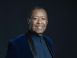 Penyanyi Gospel Ron Kenoly Meninggal Dunia