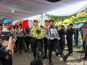 Rumah Duka Dipadati Pelayat, Eyang Meri Dilepas Penuh Haru