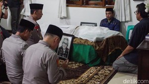 Sejumlah Pejabat Melayat ke Rumah Duka Eyang Meri