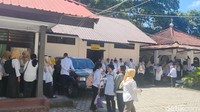 Ratusan Guru di Mataram Antre Panjang demi Pencairan THR dan TPG Gaji ke-13