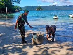 Tindak Lanjuti Perintah Prabowo, TNI-Polri Trenggalek Bersih Pantai Mutiara