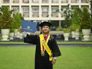Kuliah Sambil Jadi Ojol, Wahyu Aji Tetap Bisa Lulus Cumlaude Sarjana Hukum UGM