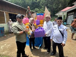 Andre Rosiade Salurkan 155 Paket Sembako ke Korban Bencana di Tanah Datar