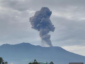 Meletus Lagi, Gunung Marapi Semburkan Abu Vulkanik 600 Meter
