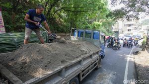 Ban Pecah, Truk Pasir Bikin Macet Panjang di Depok