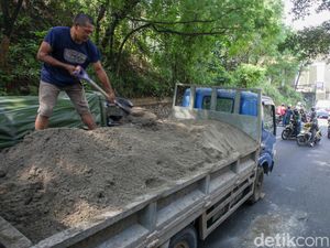 Ban Pecah, Truk Pasir Bikin Macet Panjang di Depok