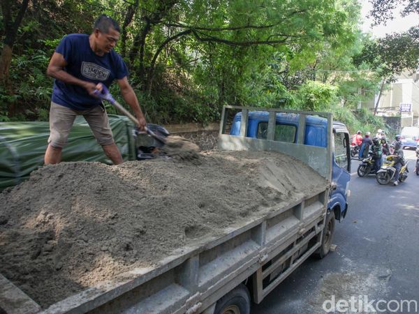 Ban Pecah, Truk Pasir Bikin Macet Panjang di Depok