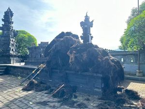 Angin Kencang Terjang Gilimanuk, Sejumlah Pelinggih di Pura Segara Ambruk