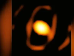 Bintang Raksasa Terbesar di Alam Semesta Bangkit dari Kematian