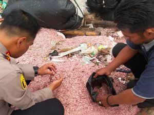 Video Sosok Pembuang Cacahan Uang di TPS Ilegal Bekasi