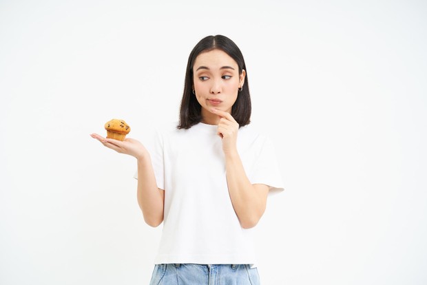 Mengubah pola pikir bahwa cheat meal bukanlah hukuman membantu kita melihat makanan sebagai bagian dari keseimbangan hidup, bukan sebagai kesalahan yang harus disesali. Dengan sudut pandang ini, menikmati makanan favorit sesekali justru dapat mendukung konsistensi pola makan sehat tanpa dibebani rasa bersalah.