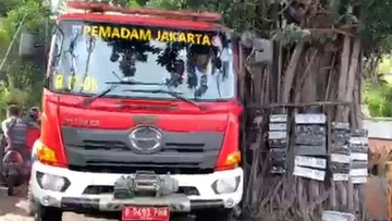 Mobil Damkar Tertimpa Beton Kantor DLH di Jaktim, Petugas Dibawa ke RS