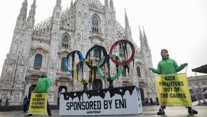 Greenpeace Bentangkan Instalasi Raksasa Saat Obor Olimpiade Masuk Milan