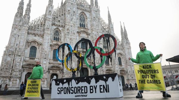 Greenpeace Bentangkan Instalasi Raksasa Saat Obor Olimpiade Masuk Milan