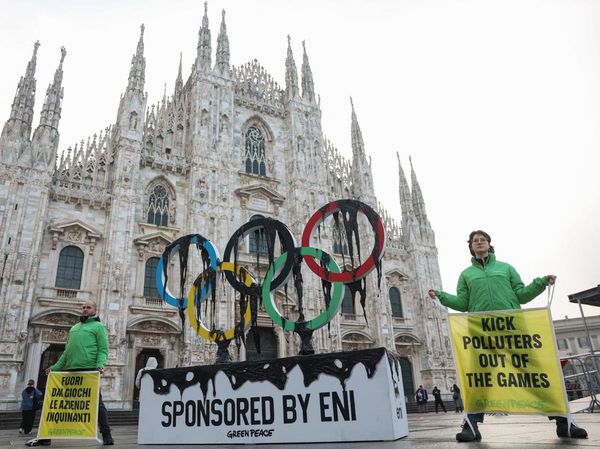 Greenpeace Bentangkan Instalasi Raksasa Saat Obor Olimpiade Masuk Milan