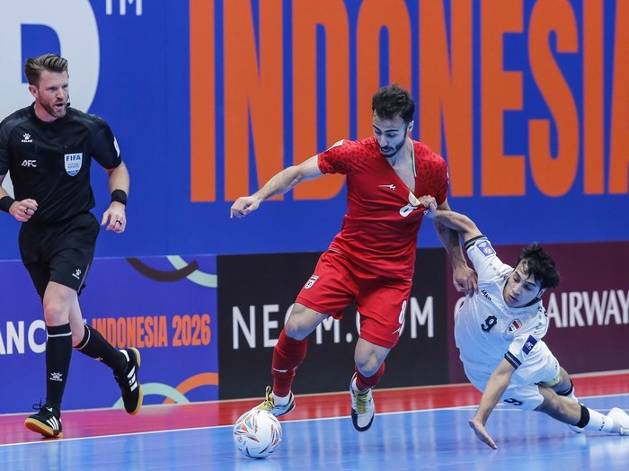 Pemain Timnas futsal Iran Behrooz Azimihematabadi (kanan) melakukan selebrasi usai mencetak gol ke gawang Timnas futsal Irak pada semifinal AFC Futsal Asian Cup 2026 di Indonesia Arena, Senayan, Jakarta, Kamis (5/2/2026). Timnas futsal Iran melaju ke final setelah menang 4-2 atas Irak. ANTARA FOTO/Asprilla Dwi Adha/foc.