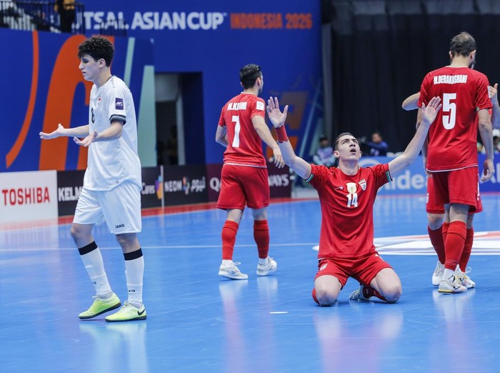 Pemain Timnas futsal Iran Behrooz Azimihematabadi (kanan) melakukan selebrasi usai mencetak gol ke gawang Timnas futsal Irak pada semifinal AFC Futsal Asian Cup 2026 di Indonesia Arena, Senayan, Jakarta, Kamis (5/2/2026). Timnas futsal Iran melaju ke final setelah menang 4-2 atas Irak. ANTARA FOTO/Asprilla Dwi Adha/foc.