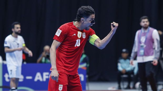 Pemain Timnas futsal Iran Hossein Tayebibidgoli melakukan selebrasi usai mencetak gol ke gawang Timnas futsal Irak pada semifinal AFC Futsal Asian Cup 2026 di Indonesia Arena, Senayan, Jakarta, Kamis (5/2/2026). Timnas futsal Iran melaju ke final setelah menang 4-2 atas Irak. ANTARA FOTO/Asprilla Dwi Adha/foc.