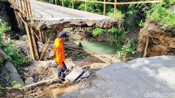 Penampakan Jembatan Antar Desa di Ponorogo Ambrol