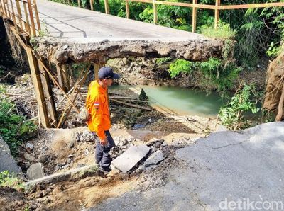 Penampakan Jembatan Antar Desa di Ponorogo Ambrol