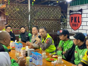 Momen Hangat Kakorlantas Makan Ketan Bareng Ojol di Kota Batu