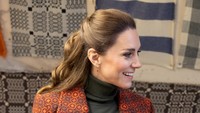 Gaya Kate Middleton Pakai Statement Coat, Tersirat Makna Personal