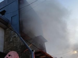 Rumah 3 Lantai di Ngagel Surabaya Terbakar Saat Renovasi