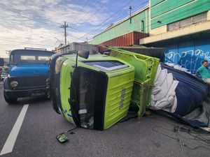 Tronton Seruduk 2 Truk Kedelai di Muntilan Magelang hingga Terguling