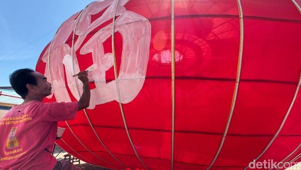 Melihat Lebih Dekat Lampion Raksasa yang Siap Meriahkan Imlek di Kubu Raya