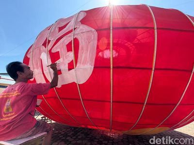 Melihat Lebih Dekat Lampion Raksasa yang Siap Meriahkan Imlek di Kubu Raya