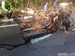 Cerita Warga Cirebon Nggak Mandi gegara Pipa PDAM Jebol