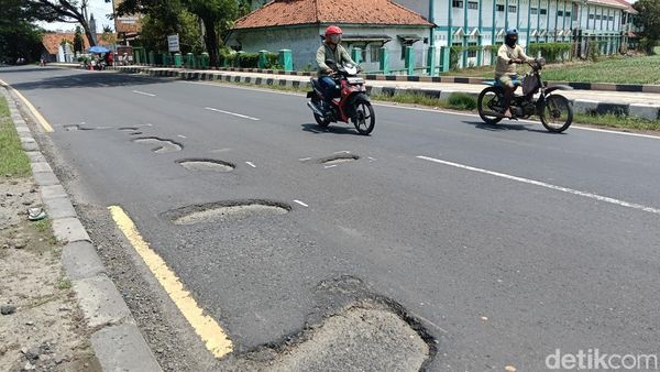 Potret Kerusakan Jalan Pantura Indramayu yang Bahayakan Pengendara