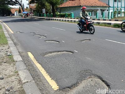 Potret Kerusakan Jalan Pantura Indramayu yang Bahayakan Pengendara