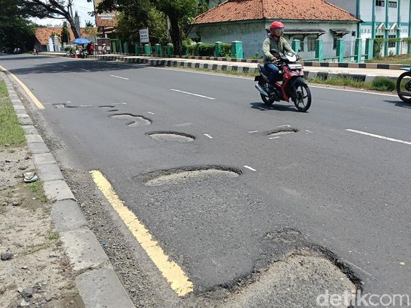 Potret Kerusakan Jalan Pantura Indramayu yang Bahayakan Pengendara