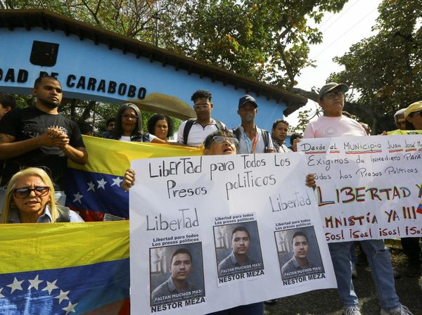 Mahasiswa Valencia Turun ke Jalan Tuntut Pembebasan Tahanan Politik