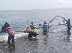 Jukung Ditabrak Tugboat, Nelayan Karangasem Terombang-ambing di Laut