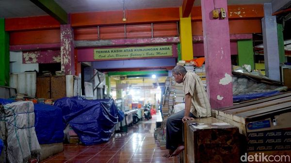 Pedagang Buku Pasar Blauran Bertahan di Tengah Sunyi