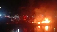 Sejumlah Perahu di Pelabuhan Pasuruan Dibakar gegara Konflik Nelayan