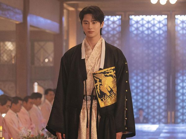 Penampilan Byeon Woo Seok Jadi Pangeran Agung di Perfect Crown