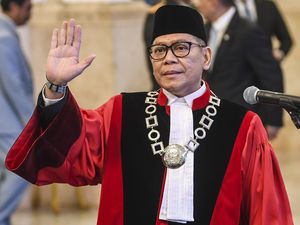 Adies Kadir Mulai Bersidang Usai Resmi Jadi Hakim MK