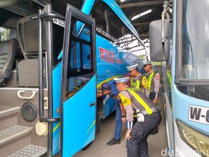Satlantas Polres Lamongan Ramp Check Bus Pariwisata Jelang Harlah NU