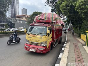 Truk Mogok di Jalan Gatot Subroto Dievakuasi, Lalin Normal Lagi