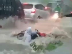 Pelajar di Tegal Hilang Terseret Arus Saat Tolong Pemotor Terjebak Banjir